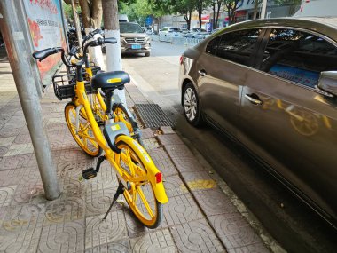 Yunnan, Çin. 26 Nisan 2024: Kunming kentsel iş caddesinde yürüyen insanların çevre şehri sahnesi.
