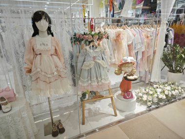 Yunnan, Çin. 26 Nisan 2024: Kunming kentinin iş caddesi boyunca moda mankenleri bulundu.
