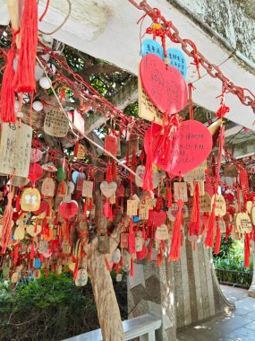 Yunnan, Çin. 25 Nisan 2024: İnsanların dilek tabletlerini Kunming 'deki Daguan Pavilion Park' a astıkları dinlenme kulübesi.