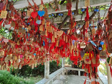 Yunnan, Çin. 25 Nisan 2024: İnsanların dilek tabletlerini Kunming 'deki Daguan Pavilion Park' a astıkları dinlenme kulübesi.