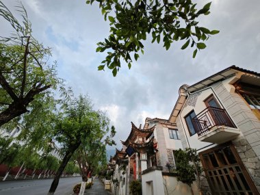 Yunnan, Çin. 22 Nisan 2024: LiJiang, Wuyi caddesi boyunca inşa edilen binalara veya evlere açılan Çin geçidi dizayn edilmiş antik mimari bir sıranın sahnesi.