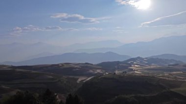 Kırsal tarım arazisinin kırmızı toprak manzarası. 