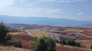 Kırsal tarım arazisinin kırmızı toprak manzarası. 