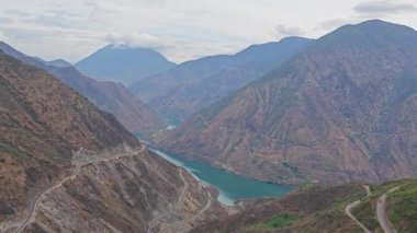 hareketli otobüs camından dağlık kırsal araziye bakıyor..