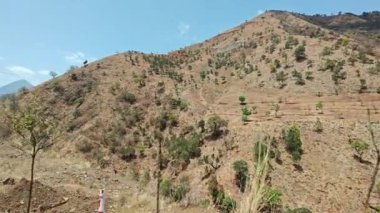 hareketli otobüs camından dağlık kırsal araziye bakıyor..