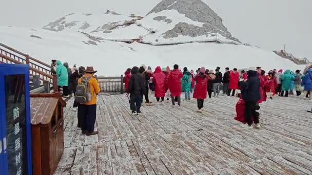 Yunnan Cina Aprile 2024 Scena Turisti Affollati Sulla Piattaforma Legno — Video Stock