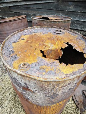 Hurdalıkta terk edilmiş boş ve paslı metal varil.. 