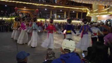 Yunnan, Çin. 23 Nisan 2024: Lugu Gölü yerleşim köyü LiJiang 'daki Mosuo kültür kabilesinin gece ateşi dans sahnesi.