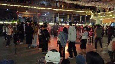 Yunnan, Çin. 23 Nisan 2024: Lugu Gölü yerleşim köyü LiJiang 'daki Mosuo kültür kabilesinin gece ateşi dans sahnesi.
