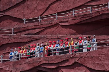 Yunnan, Çin. 21 Nisan 2024: Yeşim Dargon Dağı 'na karşı halk dansları Ganhaizi' deki yerel Lijiang halkının gelenek ve yaşam tarzını gösteren bir gösteridir..