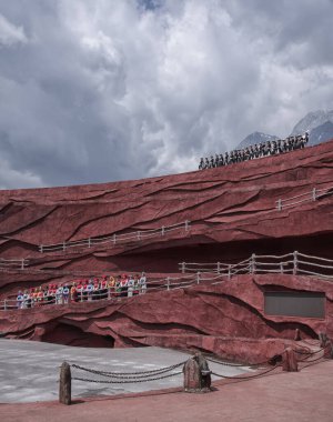 Yunnan, Çin. 21 Nisan 2024: Yeşim Dargon Dağı 'na karşı halk dansları Ganhaizi' deki yerel Lijiang halkının gelenek ve yaşam tarzını gösteren bir gösteridir..