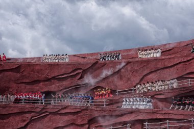 Yunnan, Çin. 21 Nisan 2024: Yeşim Dargon Dağı 'na karşı halk dansları Ganhaizi' deki yerel Lijiang halkının gelenek ve yaşam tarzını gösteren bir gösteridir..