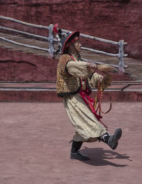 Yunnan, Çin. 21 Nisan 2024: Yeşim Dargon Dağı 'na karşı halk dansları Ganhaizi' deki yerel Lijiang halkının gelenek ve yaşam tarzını gösteren bir gösteridir..