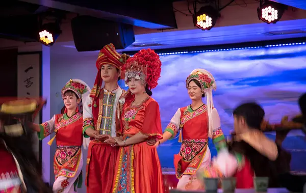 stock image Yunnan, China. April 20, 2024: Lake tour cruise tour traditional performance of Bai's three courses of Tea that demonstrate the tradition and lifestyle local ethnic people of Dali at Erhai Lake.