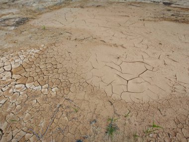Dünya yüzeyindeki yaygın doğal fenomen çatlıyor.