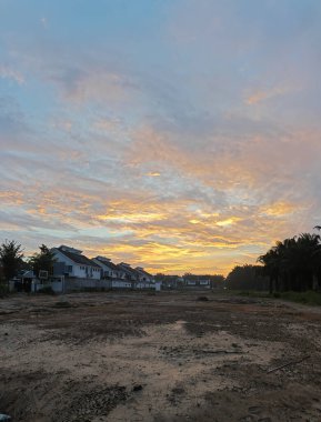 boş bir arazi arsası konut sırasının yanı sıra.