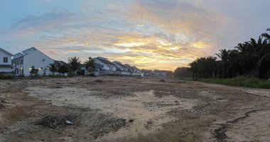 boş bir arazi arsası konut sırasının yanı sıra.