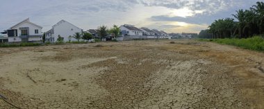 boş bir arazi arsası konut sırasının yanı sıra.