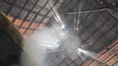 Parlak duman kömür ocağından tavandaki çatı deliğine doğru yükseliyor.. 