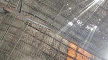 Parlak duman kömür ocağından tavandaki çatı deliğine doğru yükseliyor.. 