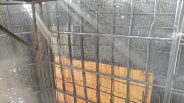 Parlak duman kömür ocağından tavandaki çatı deliğine doğru yükseliyor.. 