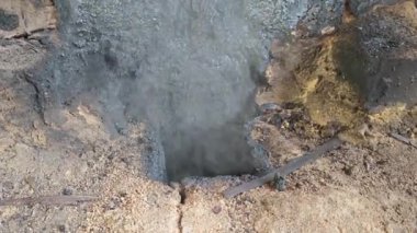 Parlak duman kömür ocağından tavandaki çatı deliğine doğru yükseliyor.. 