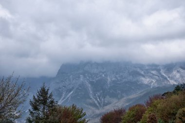 Uzak dağı kaplayan kalın beyaz bulut. 
