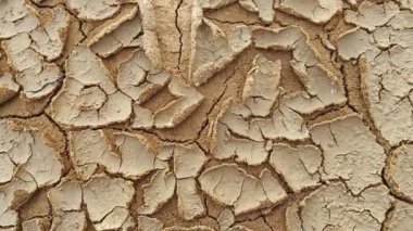 Yeryüzü yüzeyi yerleşim alanının yakınındaki çorak arazide çatlıyor..   