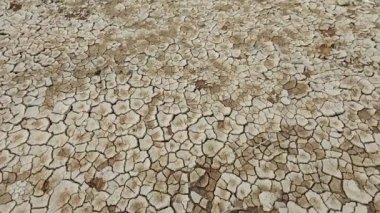 Yeryüzü yüzeyi yerleşim alanının yakınındaki çorak arazide çatlıyor..   