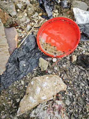 Issız topraklardaki atık konteynırlarda toplanan durgun yağmur suyu sahnesi.