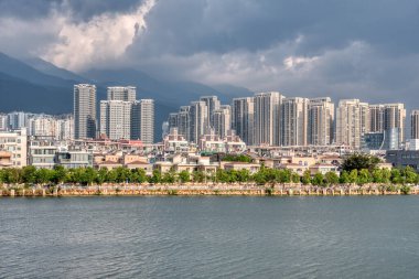 Erhai Gölü 'nün etrafındaki gemideki tatlı su gölü limanına bakıyorum.