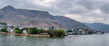 Erhai Gölü 'nün etrafındaki gemideki tatlı su gölü limanına bakıyorum.