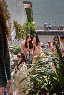 Yunnan, Çin. 21 bin 2024: Santorini Park, Dali 'deki dekore edilmiş parkın etrafında ziyaretçi ve eğlence etkinlikleri bulundu.