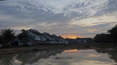 Yerleşim bölgesindeki durgun yağmur suyu havuzu üzerinde yansıtıcı sahne. 