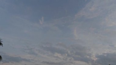 Güzel bulutlu gökyüzü manzarasını görmek.