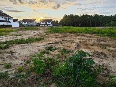 Boş arazinin çevresindeki renkli gökyüzüne bakıyorum.. 