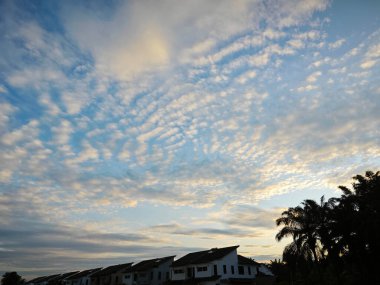 Sabahın erken saatlerine, bulutlu gökyüzüne,. 