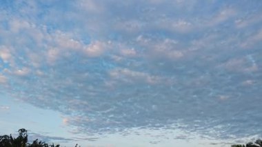 Mavi, haşin, bulutlu gökyüzüne bakıyorum..   