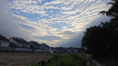 Gökyüzünde hareket eden koyu mavi sise bakıyorum.. 