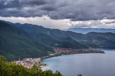 Çin, Yunnan 'daki Lugu Gölü' nün etrafındaki çevreye bakıyorum..
