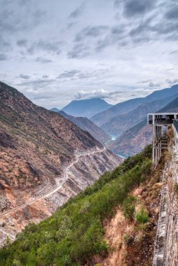 Lijiang 'a giden yoldaki dağlık çevre manzarasına bakıyorum..