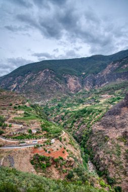 Lijiang 'a giden yoldaki dağlık çevre manzarasına bakıyorum..