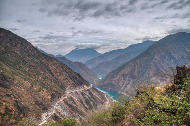 Lijiang 'a giden yoldaki dağlık çevre manzarasına bakıyorum..