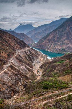 Lijiang 'a giden yoldaki dağlık çevre manzarasına bakıyorum..