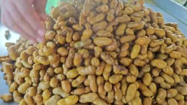 Satılık taze haşlanmış fındık yığını.. 