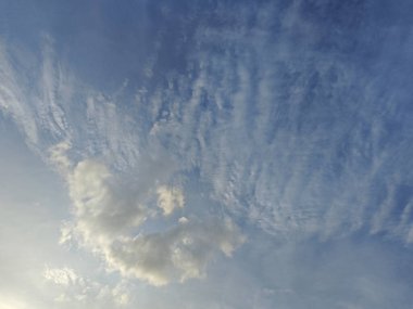 Güzel bulutlu sabah mavi gökyüzüne bakıyorum.. 