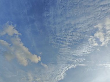 Güzel bulutlu sabah mavi gökyüzüne bakıyorum.. 