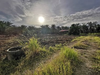 Silindirik beton kuyunun etrafındaki kasvetli, kasvetli gökyüzü saban tarlasının yol kenarında.. 