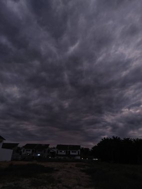 sıkıcı karanlık bulutlu sabah kasvetli gökyüzü sahnesi.