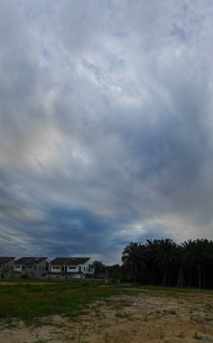 sıkıcı karanlık bulutlu sabah kasvetli gökyüzü sahnesi.